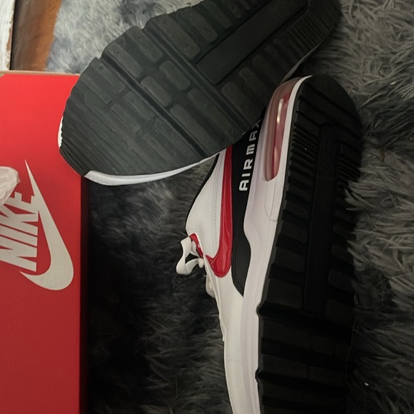 New Nike Airmax. White with red and black on them - Picture 3 of 4